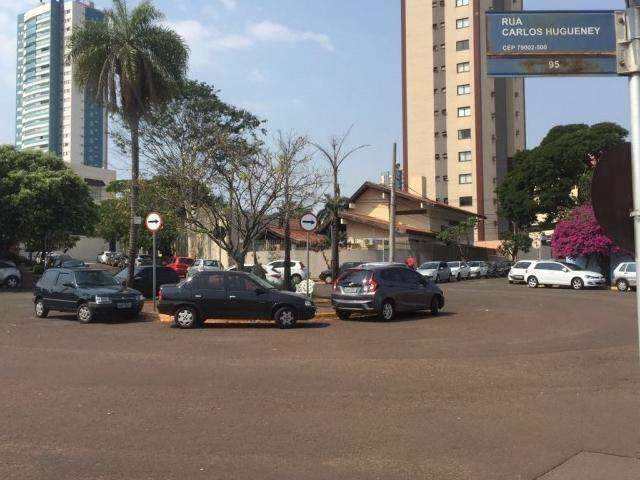 Condutores estacionam ve&iacute;culos em rotat&oacute;ria do Jardim dos Estados