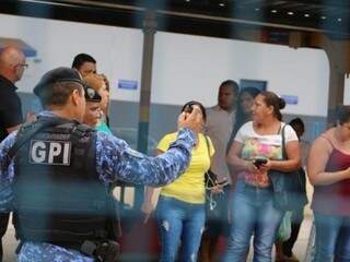 Guarda aponta spray de pimenta para passageiras; Grupo especial foi acionado para dispersar manifestantes no terminal (Foto: Marcos Maluf)