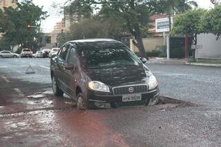 Carro cai em buraco na Euclides da Cunha