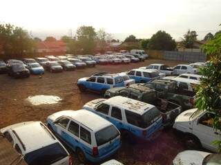 Veículos que vão a leilão estacionados em pátio. (Foto: Divulgação/Governo)