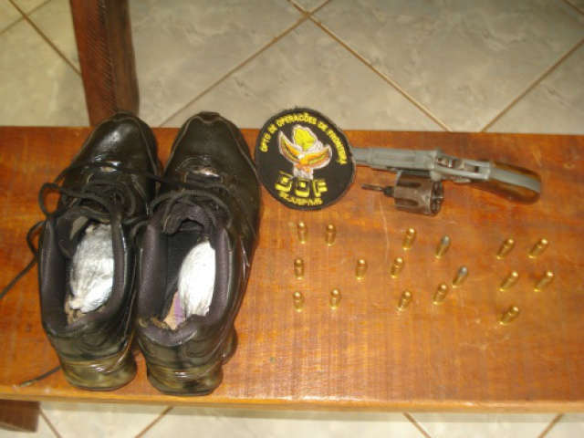  Homem &eacute; preso com arma, muni&ccedil;&otilde;es e droga dentro de &ocirc;nibus em Eldorado