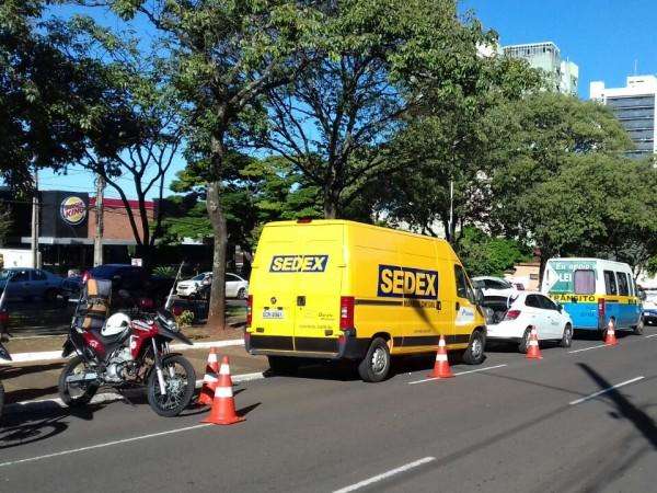Carro supostamente dos Correios &eacute; flagrado em shopping no Paraguai