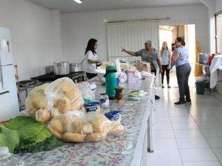 Comunidade reunida para distribuir café da manhã a moradores afetados pelo temporal (Foto: Marina Pacheco)