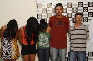 Quadrilha também é suspeita de cometer roubo na região. Dois adolescentes também fazem parte do grupo. (Foto: Marcelo Victor)