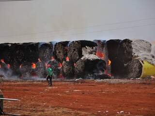 Rolos de algodão foram consumidos pelas chamas. (Foto: Correio News)