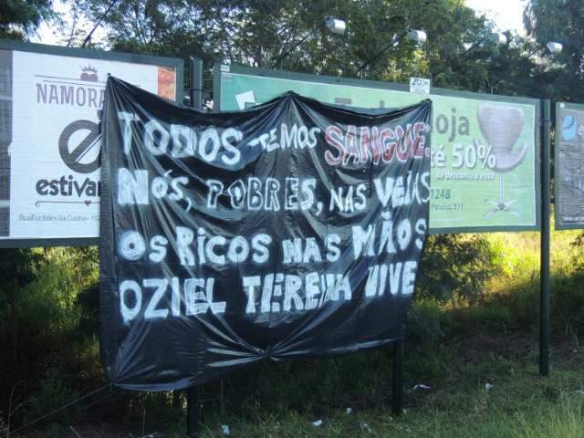 Faixas espalhadas pela cidade manifestam revolta e solidariedade aos &iacute;ndios