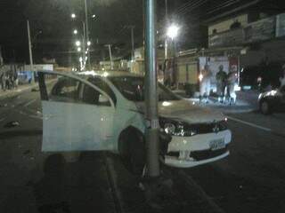 Veículo só parou após atingir poste de iluminação (Foto: Divulgação)