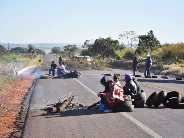  &Iacute;ndios Terena interditam BR-163 pr&oacute;ximo de Jaraguari