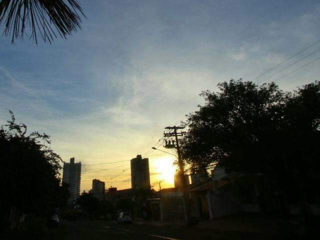 Dia amanhece com c&eacute;u claro, mas meteorologia alerta para chuva forte 