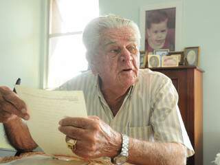 ‘Seo’Athanasio tem 89 anos completos antes que Campo Grande fizesse 113, mas compartilha da história em um centenário de memórias. (Fotos: Rodrigo Pazinato)