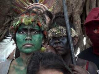 O documentário traz uma análise da violência sofrida pelo grupo Guarani Kaiowá.