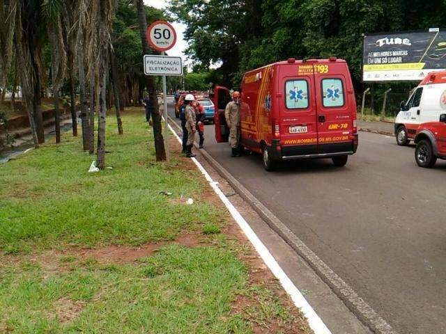 Homem perde equil&iacute;brio e cai em c&oacute;rrego na Fernando Corr&ecirc;a