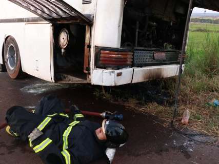 Incêndio em motor de sucata de ônibus na BR-262 assusta motorista 