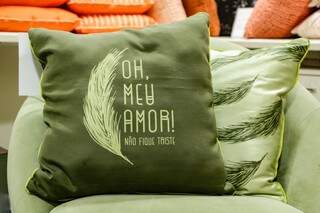 Canção &quot;Vida Cigana&quot; inspirou linhas de almofadas em tons verde e laranja. (Foto: Kísie Ainoã)
