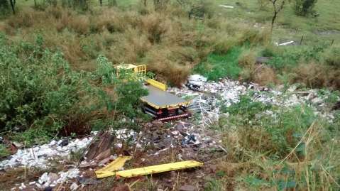 Caminh&atilde;o carregado de bebidas perde o freio e cai da serra de Maracaju