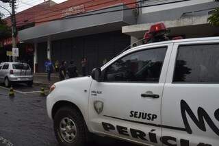 Perícia está no local investigando morte de rapaz que caiu do prédio comercial (Foto: Simão Nogueira)