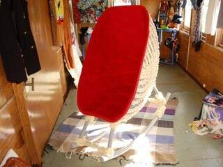 Cadeira colorida antes era a parte de um orelhão. (Foto: Paulo Francis) 