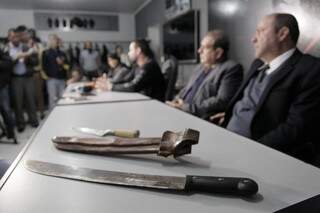Armas utilizadas nos crimes foram apresentadas em coletiva de imprensa no Garras (Foto: João Paulo Gonçalves)