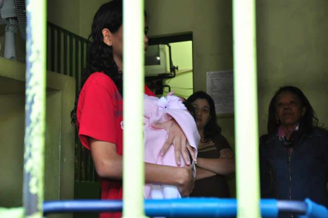  Adolescente que estava em Unei com a filha rec&eacute;m-nascida &eacute; solta