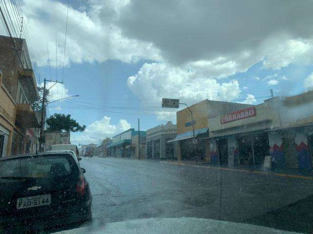C&eacute;u escurece e pancadas de chuva atingem regi&otilde;es de Campo Grande