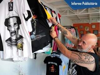João mostra arara cheia de camisetas. (Foto: Fernando Antunes)