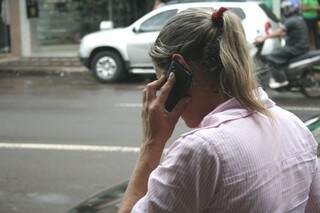 Muitos campo-grandenses reclamam do sinal de celular na cidade (Foto: Marcos Ermínio)