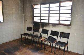 Incêndio queimou apenas mesas e cadeiras, além de deixar pisos quebrados (Foto: Simão Nogueira)