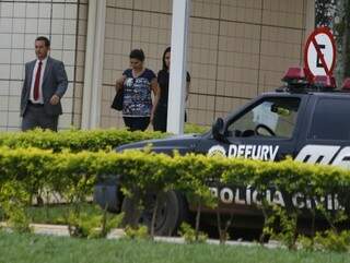 Elza Cristina deixa sede do MPE após depoimento sobre desvio de R$ 2,9 milhões (Foto: Gerson Walber)