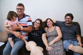 Em Campo Grande, família está feliz e completa. (Foto: Kísie Ainoã)