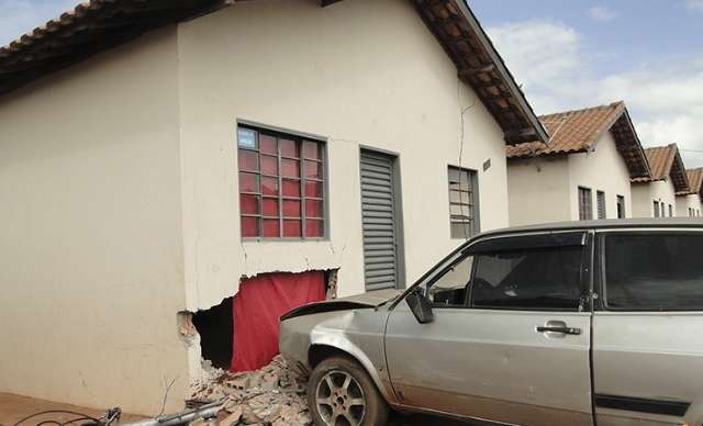 Jovem furta carro e bate em parede de casa ap&oacute;s perder controle de dire&ccedil;&atilde;o