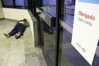 Homem dorme em canto da agência bancária (Foto: Marcos Ermínio)