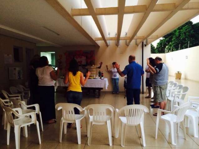 Morador ganha bolo de vizinhos em festa para comemorar um ano longe das drogas
