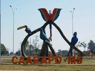Escultura na entrada da cidade de Caarapó (Foto: Caarapó News)