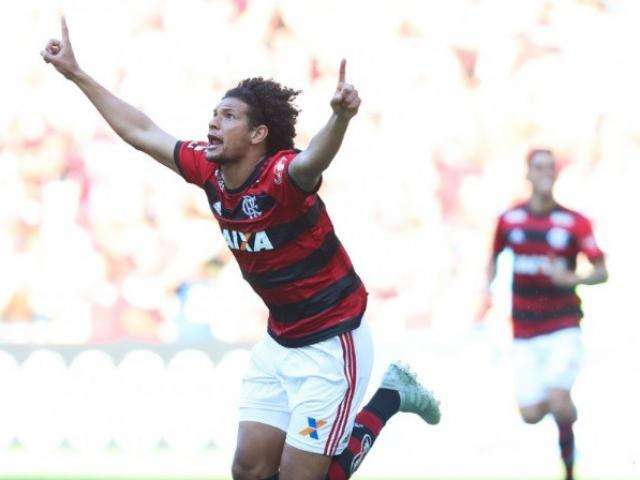 Flamengo derrota Atl&eacute;tico-MG em casa por 2 a 1 e se aproxima da lideran&ccedil;a