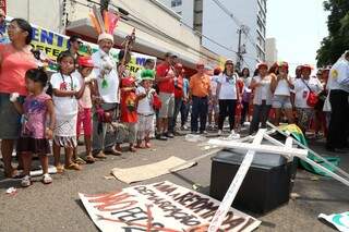 Caixão com sangue denuncia violência contra lideranças indígenas. (Foto: Fernando Antunes) 