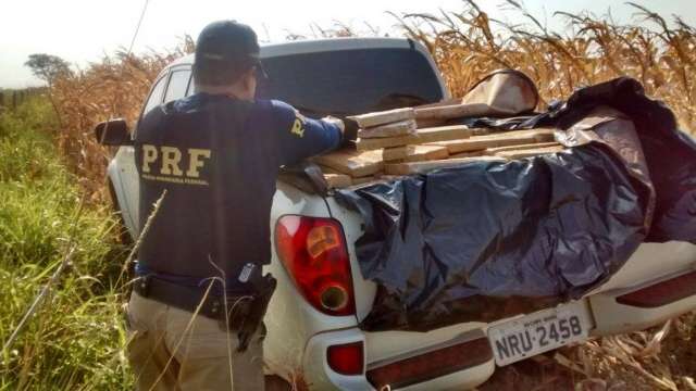 Ap&oacute;s persegui&ccedil;&atilde;o da PRF, condutor abandona ve&iacute;culo com 1,710 t de maconha