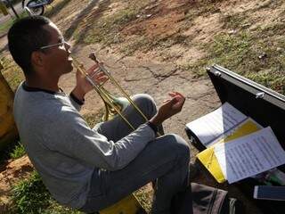 O case do trombone é usado como estante para ler das partituras (Foto: Kisie Ainoã)