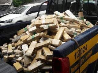 Drogas foram apreendidas e pesadas pela PRF, somando 2 toneladas (Foto: Divulgação/PRF)