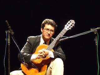 Marcelo Fernandes toca no espetácilo “Recital de Violão Erudito” (Foto: Divulgação)