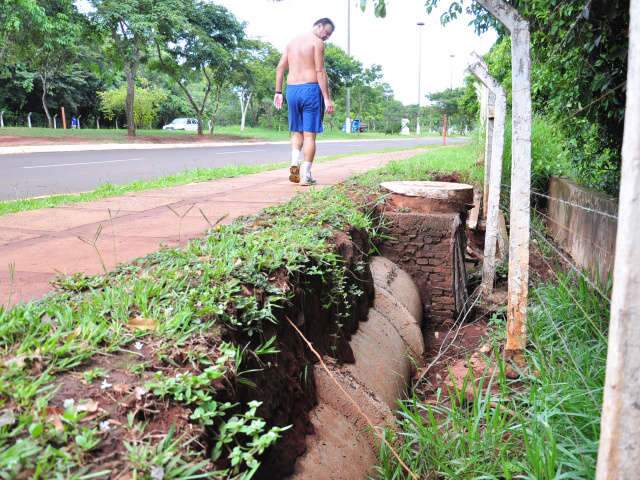  Usu&aacute;rios do Parque dos Poderes reclamam de mau cheiro, buracos e falta de cuidado