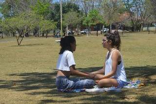 Na posição de meditação, Lucas Gabriel e a amiga entraram em transe com a terapia “ThetaHealing” (Foto: Alana Portela)