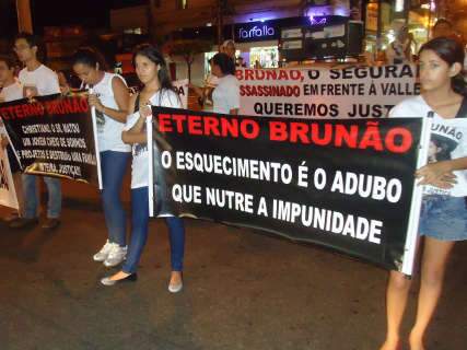  Com faixas de protesto familiares e amigos de Bruno fecham Rua 14 de Julho 