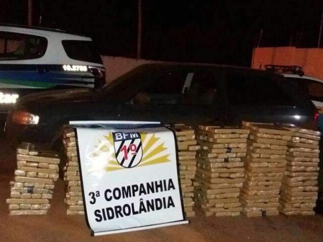 PM recebe den&uacute;ncia e encontra carro abandonado com quase 500 kg de maconha