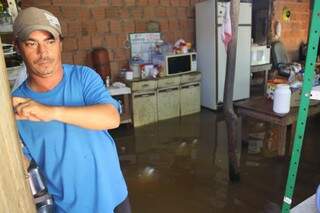Morador teve a casa todo inundada. (Foto: Marcos Ermínio)