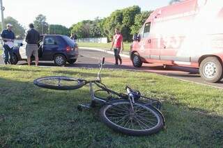 A bicicleta, que a vítima conduzia, foi parar no meio do canteiro central. (Foto: Marcos Ermínio) 