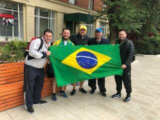 Mário Grassi, de boné amarelo, com seus amigos paulistas, parceiros da aventura na Copa do Mundo na Rússia, prontos para o duelo com a Bélgica (Foto: Paulo Nonato de Souza)