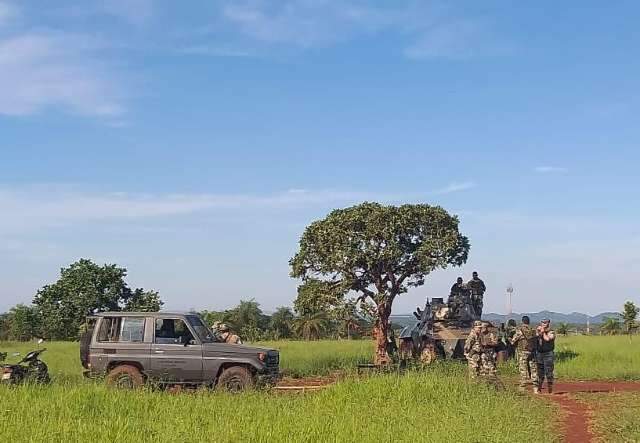 Com tanque de guerra e fuzil, militares agridem jornalistas na fronteira
