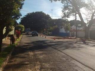Parte do asfalto recapeado e parte ainda sem intervenção na Rua Guia Lopes. (Foto: Yarima Mecchi)