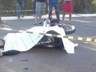 O segundo acidente foi no Bairro Coophavila. O condutor da moto morreu no local. (Foto: Direto das Ruas) 