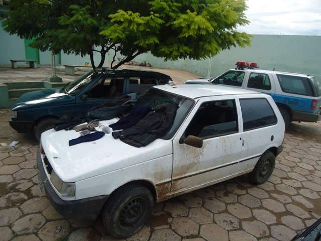  Carro furtado &eacute; recuperado ap&oacute;s troca de tiros com ladr&otilde;es